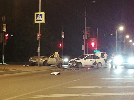 На перекрестке в Пензе жестко столкнулись ВАЗ и авто с символикой «Яндекс.Такси»