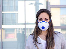 Медик: респираторы с клапанами не подходят для людных мест