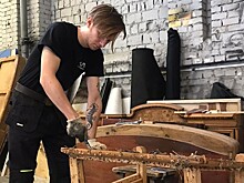 Выпускники московского колледжа занимаются реставрацией старинной мебели в мастерской МХАТа
