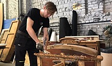 Выпускники московского колледжа занимаются реставрацией старинной мебели в мастерской МХАТа