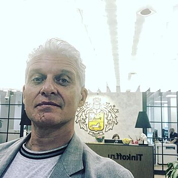 Бизнесмен Олег Тиньков показал рождественское фото с женой и детьми