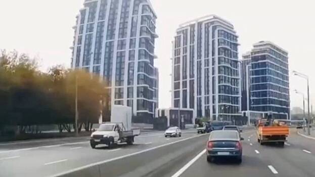 Москвич не пропустил скорую помощь, преградил дорогу и обвинил медиков в нарушении