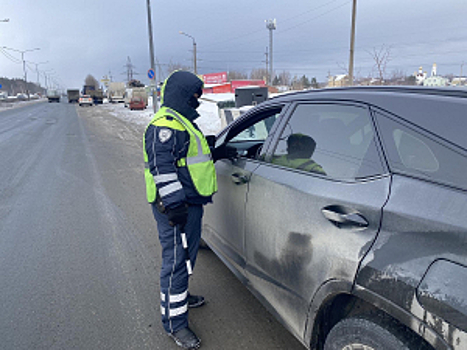 Свердловские автоинспекторы оказали помощь водителю большегрузного транспорта, попавшего в трудную ситуацию