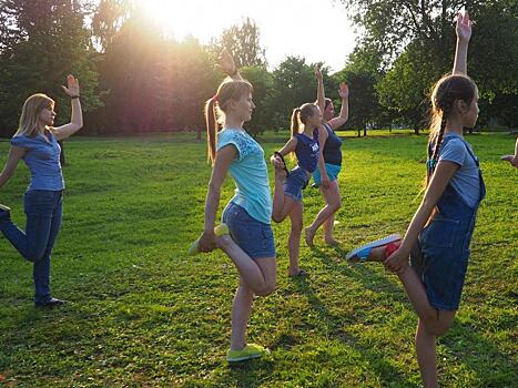 Бесплатные спортивные занятия проходят в Ковыринском парке три раза в неделю