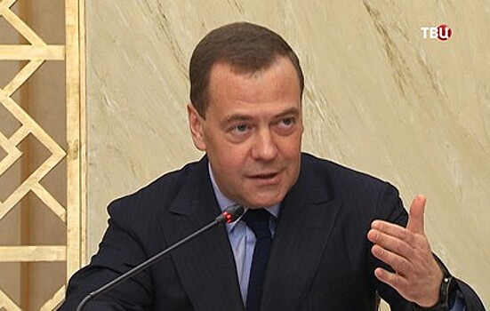 Медведев напомнил сенаторам об ударении в «свёкле»