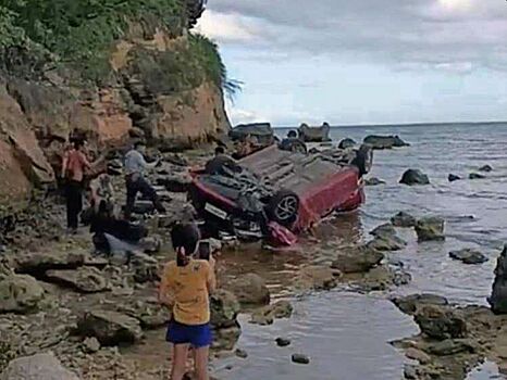 На Филиппинах машина с тремя российскими туристами упала с обрыва в море