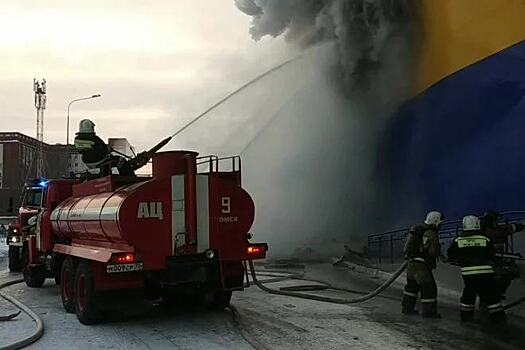 В горящем гипермаркете в Томске обрушилась крыша