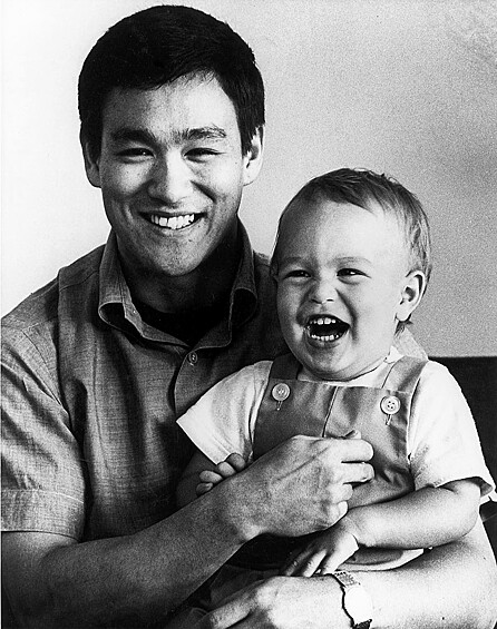 Родился Брюс Ли не в Гонконге, а в Сан-Франциско (США) в год Дракона и в час Дракона по китайскому календарю.