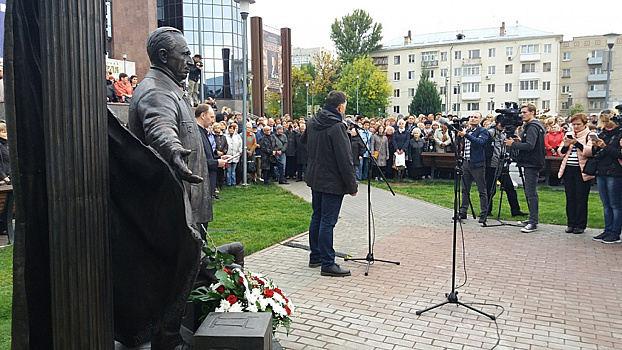 У здания нового ТЮЗа открыли памятник Юрию Киселеву