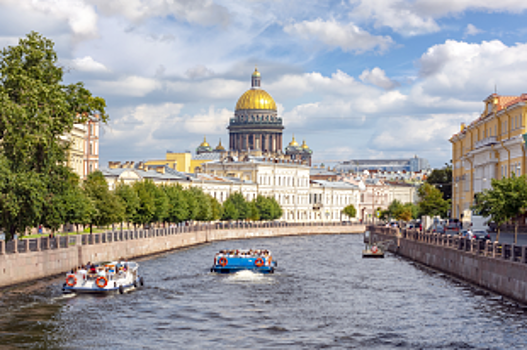Стало известно, сколько тратят туристы в Петербурге