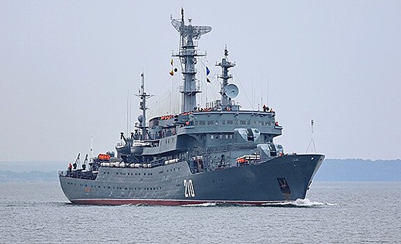 Корабль ВМФ России «Смольный» зашёл в Черное море