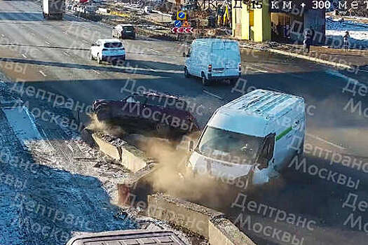 Авария с перевернувшейся легковушкой на МКАД попала на видео