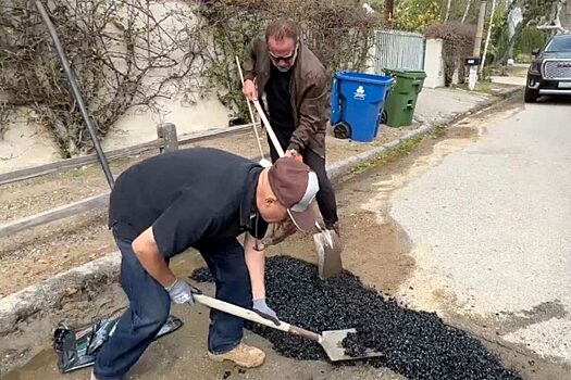 Шварценеггер самостоятельно отремонтировал выбоину в асфальте в Калифорнии