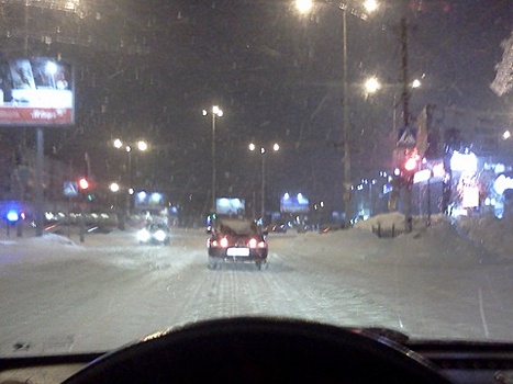Снегопад осложнил дорогу саратовцев на работу