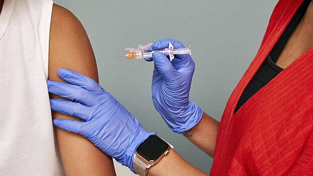 Вирусолог Александр Чепурнов сообщил о снижении требований к вакцинации против COVID-19