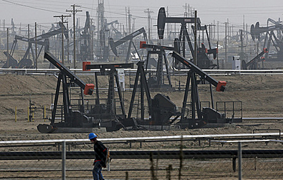 Страны ОПЕК+ решили снизить добычу нефти в октябре на 100 тыс. б/с