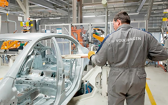 VW уведомил дилеров о длительной приостановке производства в РФ