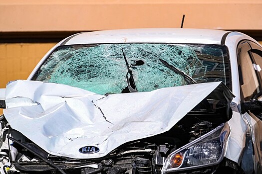 Автомобиль врезался в жилой дом в Японии, один человек погиб