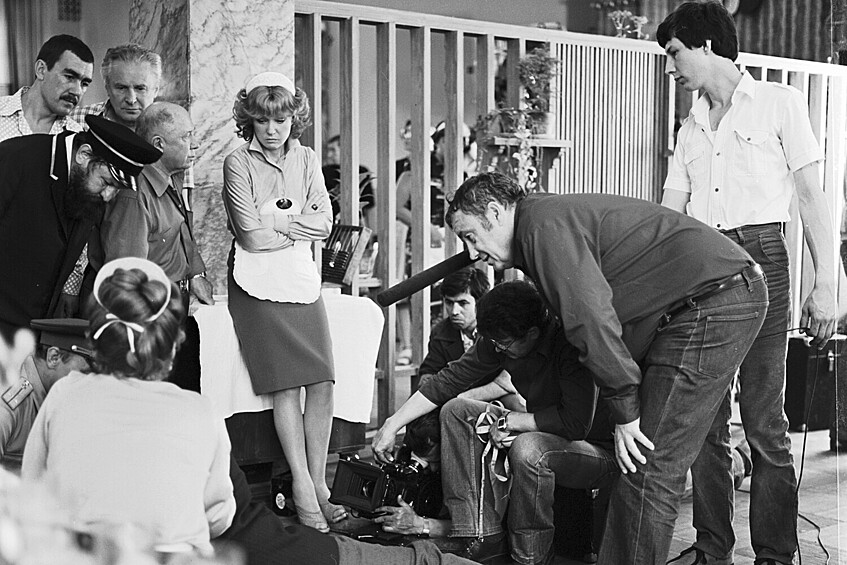 Эльдар Рязанов и Людмила Гурченко на съемках фильма «Вокзал для двоих».  После «Карнавальной ночи» Эльдар Рязанов пригласил Людмилу Гурченко в сатирическую картину «Человек ниоткуда». Также он пробовал ее на главные роли в лентах «Гусарская баллада» и «Ирония судьбы, или С легким паром!», но оба раза по тем или иным причинам не утверждал, и их пути временно разошлись. Спустя годы они встретились на вечере в Доме актера, Рязанов посмотрел программу, в которой Людмила Гурченко исполняла песни военных лет, к тому же режиссер и актриса начали вместе сниматься в телевизионной передаче. Так постановщик вновь открыл для себя талант Гурченко, и роль в «Вокзале для двоих» писалась уже с прицелом на нее.