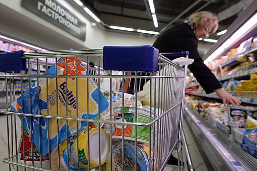 «Что вижу - то и беру»: россияне тратят деньги на сладости и снеки в гипермаркетах