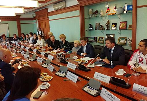Олег Кожемяко встретился с представителями обществ инвалидов Приморья