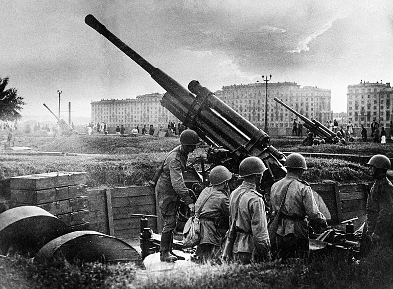 Зенитный расчет у парка культуры и отдыха имени М. Горького, 1941 год