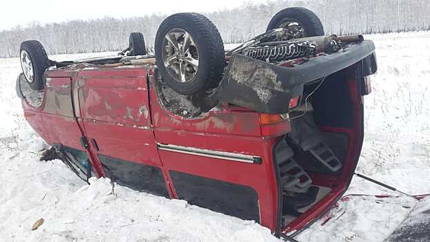 На трассе в Омской области перевернулся автобус с пассажирами