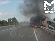 Автовоз загорелся после столкновения с бетономешалкой под Хабаровском