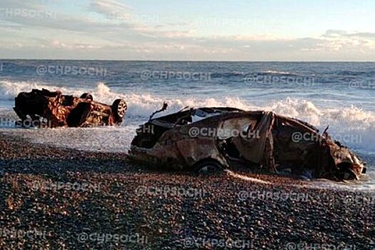 Шторм вынес на пляж Сочи смытые в море вместе с людьми автомобили