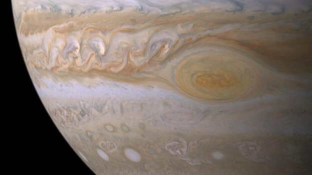 Ученые раскрыли тайну цветных полос на Юпитере