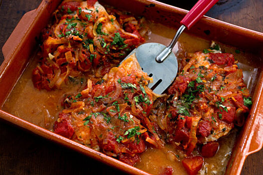 Рецепт дня: запечённая рыба с томатами и луком по-гречески