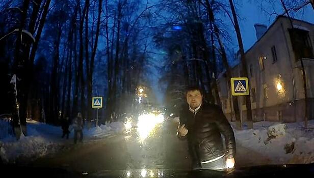 Пешеходы выместили свою злость на водителе за неубранные тротуары