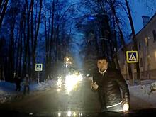 Пешеходы выместили свою злость на водителе за неубранные тротуары