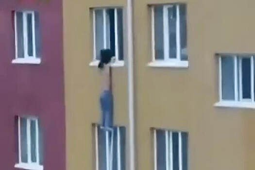 На Алтае женщина удерживала выпавшего из окна мужчину до приезда МЧС