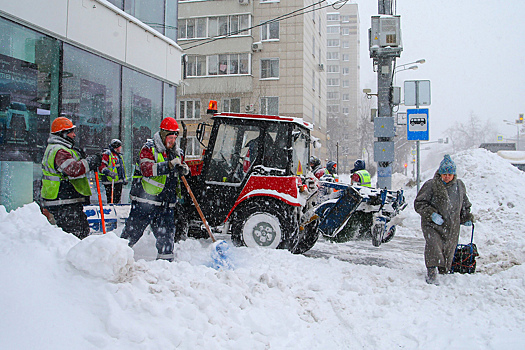 Вместо трамваев — ватрушки и сноуборды: как столица живет при экстремальном снегопаде