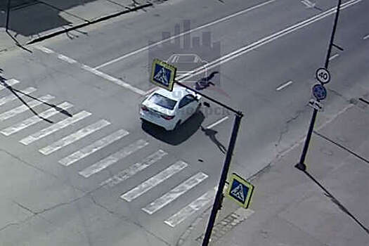 В Красноярске водитель сбил на зебре пенсионера и затем переехал его машиной