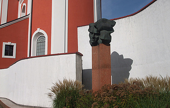 В Литве продолжается война с памятниками: очередной целью избрана местная "Ахматова"