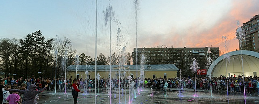 В Центральном парке Новосибирска запустили фонтан с подсветкой