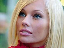 47-летняя Корикова в шифоновой накидке подчеркнула талию черным топом-бюстье