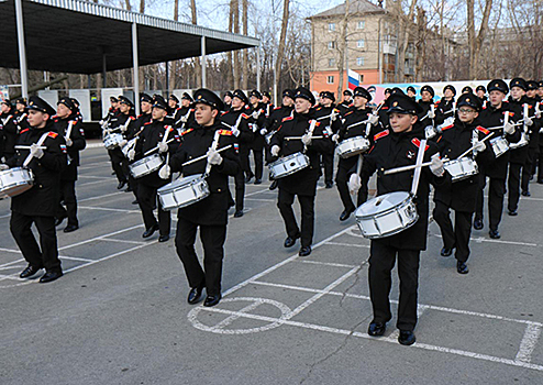 В Екатеринбурге состоялась совместная тренировка парадных расчетов суворовцев и юнармейцев