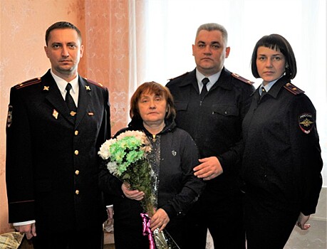 В Смоленской области полицейские поздравили с новогодними праздниками мать погибшего товарища