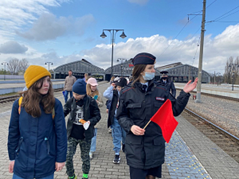 В Калининграде транспортные полицейские и общественники организовали для школьников исторический экскурс в железнодорожный музей