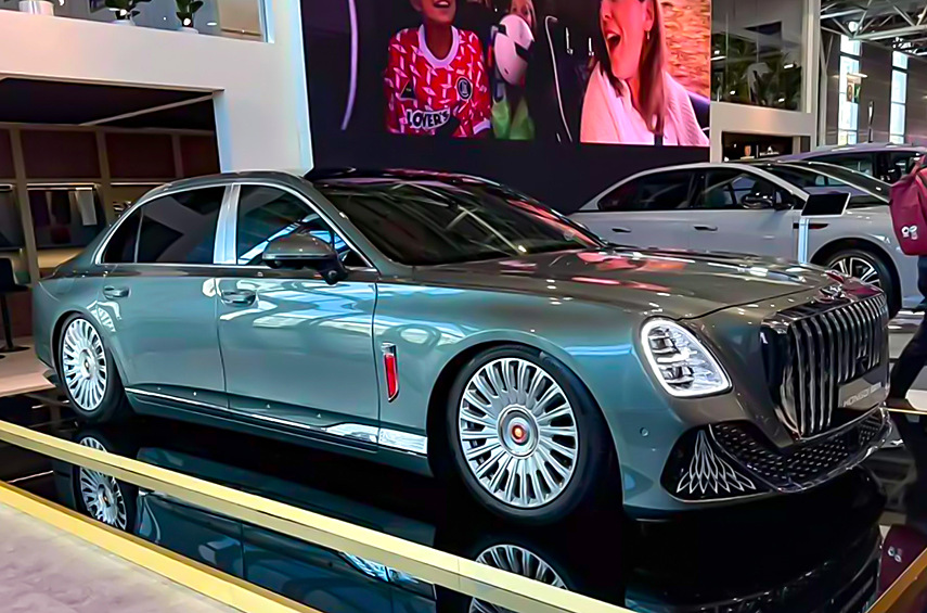 Также обещан проекционный экран, а управление рядом функций возможно посредством голоса и жестов. Предложат пятиместное исполнение и четырёхместный вариант с отдельными креслами заднего ряда.