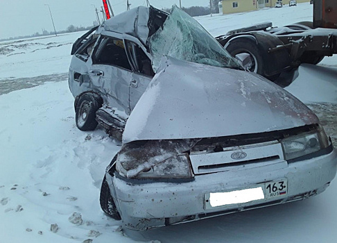 В Самарской области грузовик на скорости снес легковушку
