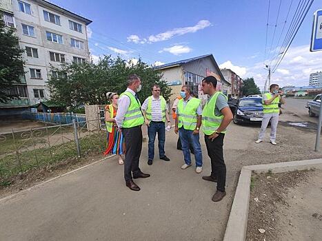 Сити-менеджер Читы осмотрел отремонтированную дорогу на ул. Брызгалова