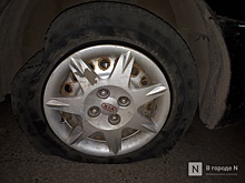 Автомобилисты пробивают колеса из-за огромной ямы на Молитовском мосту