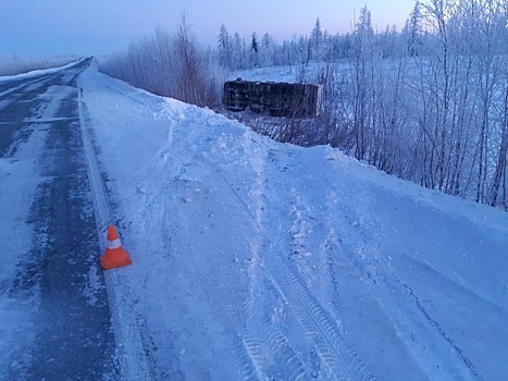 На трассе в ЯНАО опрокинулся грузовой самосвал. ФОТО