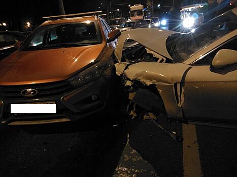 Porsche Panamera протаранил "Весту" на Московском шоссе в Самаре