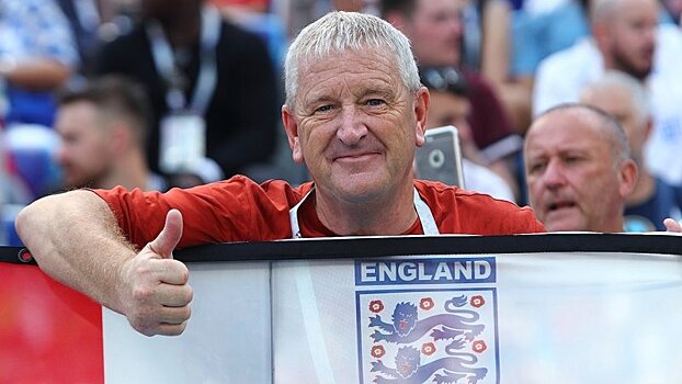 Английского болельщика задержали в Москве за надпись на памятнике футболисту