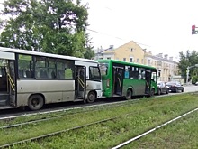 В Екатеринбурге пострадали пять человек в результате массового ДТП с участием двух автобусов и двух машин